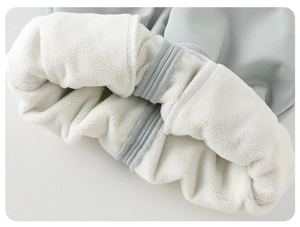 Dettaglio della spessa fodera in pile bianco nei pantaloni invernali da neonata blu