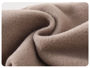 Gros plan sur la doublure polaire épaisse du pantalon d'hiver marron pour enfants