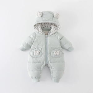 Süßer hellgrüner Baby-Daunenanzug mit Bärenohren und Blumenfutter für den Winter