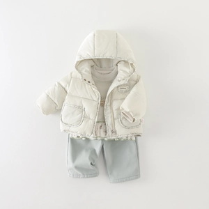 Set invernale 3 pezzi bimba con giacca crema, top floreale e pantaloni verde menta chiaro