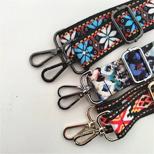 Tres correas étnicas anchas de jacquard con hebillas metálicas ajustables en varios acabados