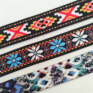 Detalle de correas anchas ajustables con estampados étnicos, florales y de leopardo