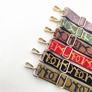 Detalle de correas ajustables estampadas con ganchos de metal dorado en seis colores