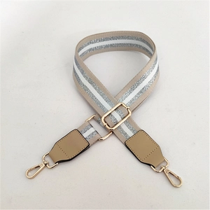 Bandoulière réglable beige avec rayures argentées pailletées et boucles en métal doré