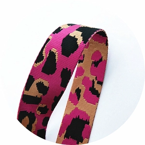 Détail de la bandoulière tissée avec motif léopard pour sacs à main et sacs bandoulière