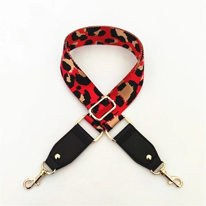 Bandoulière réglable à motif léopard rouge et noir avec mousquetons dorés chic