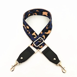 Détail d'une bandoulière léopard réglable avec base bleue et fermoirs dorés en métal