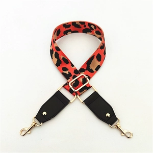 Détail de la bandoulière léopard orange-rouge avec crochets dorés et boucle réglable