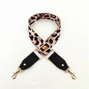 Bandoulière réglable imprimé léopard avec cuir noir et boucles métalliques dorées