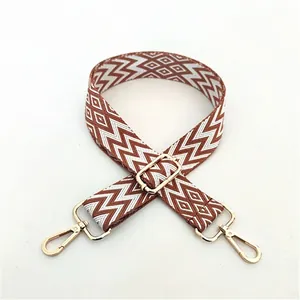 Dettaglio della tracolla jacquard boho regolabile con fibbie dorate e motivi chic