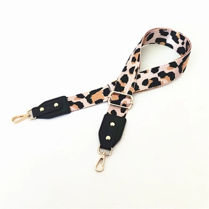 Tracolla regolabile con stampa leopardata, ganci metallici dorati e dettagli in pelle