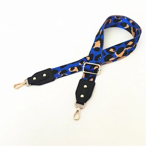 Tracolla regolabile con stampa leopardata blu, rivetti dorati e ganci metallici