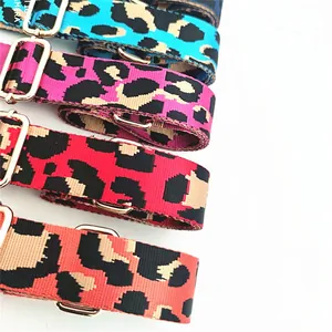 Dettaglio di tracolle regolabili leopardate in blu, rosa, rosso e arancione