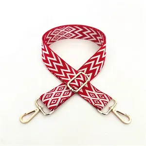 Tracolla etnica in tessuto rosso con motivi geometrici e moschettoni dorati lucidi