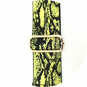 Gros plan sur la bandoulière large en motif serpent avec boucle de réglage dorée