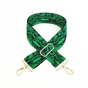 Bandoulière réglable large à motif serpent vert avec des mousquetons dorés