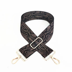 Bandoulière réglable large à motif serpent avec mousquetons métalliques dorés brillants