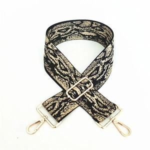 Gros plan sur la bandoulière tissée motif serpent avec fermoir doré réglable