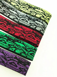 Gros plan de bandoulières réglables à motif serpent en jaune, rouge et violet