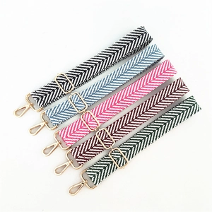 Détail de bandoulières tissées chevron réglables avec matériel en métal doré en cinq couleurs