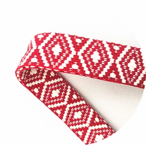 Gros plan de la sangle tissée jacquard rouge et blanche montrant texture et épaisseur