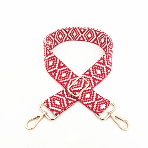 Bandoulière tissée géométrique rouge et blanche avec boucles en métal doré