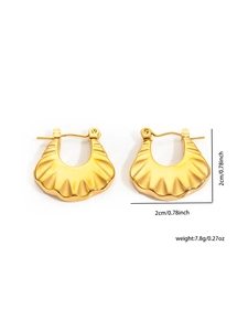 Detail showing dimensions of 2cm and weight of 7.8g for golden wavy texture earrings