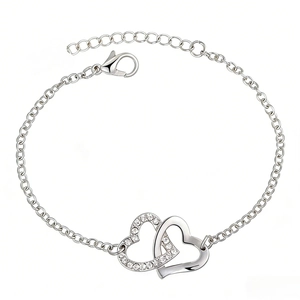 Vue détaillée du bracelet à maillons cœurs argentés sertis de strass scintillants