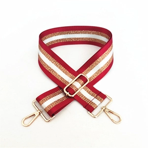 Vue détaillée de la bandoulière réglable rayée rouge et blanc avec paillettes dorées