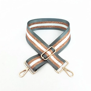 Bandoulière réglable tissée avec rayures pailletées gris blanc et boucles dorées