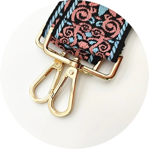 Nahaufnahme der Jacquard-Taschengurt mit rosa-blauem Blumenmuster und Goldhaken