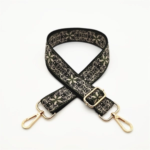 Detailansicht des Ethno-Jacquard-Taschenriemens mit Blumenmuster und Goldhaken
