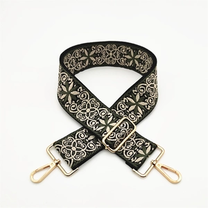 Detail eines gewebten Boheme-Taschenriemens mit verstellbaren polierten goldenen Metallteilen