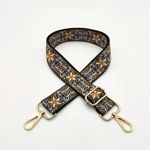 Detailaufnahme des Ethno-Tragegurts mit verstellbaren Goldhaken und Vintage-Jacquard-Muster