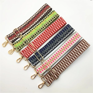 Détail de bandoulières tissées style ethnique avec crochets dorés et divers motifs vintage