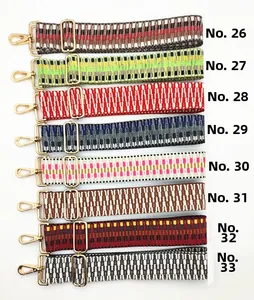 Sélection détaillée de bandoulières tissées avec motifs jacquard et crochets dorés