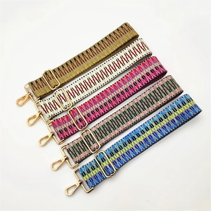 Détails de cinq bandoulières tissées réglables avec motifs géométriques et crochets dorés
