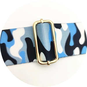 Dettaglio tracolla in nylon mimetico blu con fibbia rettangolare in metallo dorato