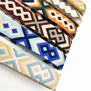 Detalle de correas tejidas ajustables con patrones geométricos de rombos de colores