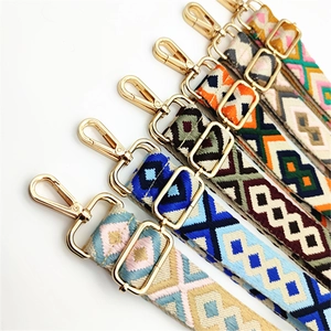 Detalle de correas bohemias coloridas para bolsos con ganchos de metal dorado