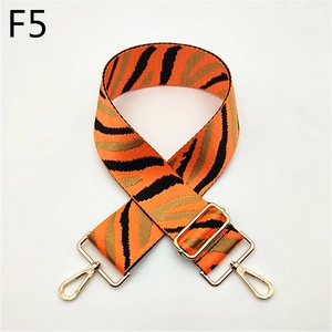 Détail de la bandoulière réglable imprimé léopard avec fermoirs mousquetons dorés de qualité