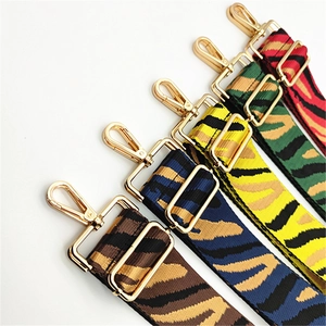 Sélection de larges bandoulières léopard avec boucles et clips en métal doré de qualité