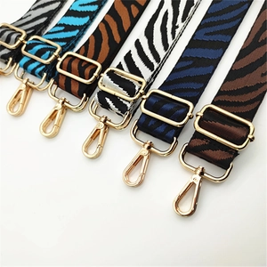 Vue détaillée de bandoulières tissées à motif zèbre coloré avec boucles dorées