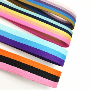 Makro-Detail verschiedener bunter gestreifter Nylon-Schultergurte mit Webstruktur