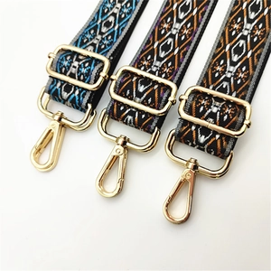 Bandoulière large réglable de style ethnique avec motif géométrique et crochets dorés