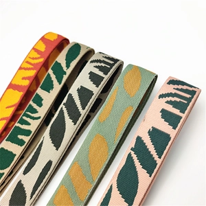 Détail de bandoulières tissées colorées avec motifs de feuilles en cinq combinaisons