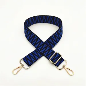 Détail de la bandoulière tissée motif vagues bleu et noir avec fermoirs dorés en métal