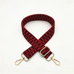 Bandoulière tissée réglable rouge et noire avec mousquetons en métal doré pour sacs à main