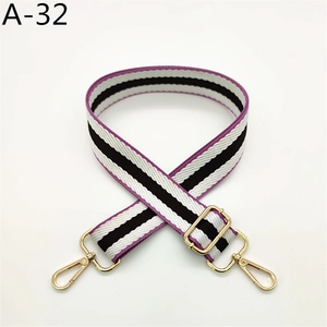 Détail d'une bandoulière tissée à rayures violettes avec boucles métalliques dorées