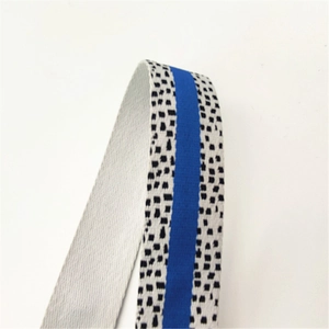 Détail de la sangle tissée avec rayures bleues et taches noires, texture dense et nette